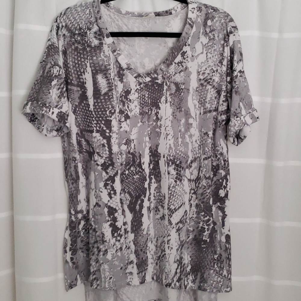 Gray and white print shirt